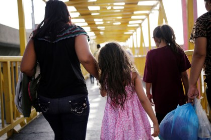 Migrantes da América Central retornando dos EUA para Nuevo Lauredo, no México