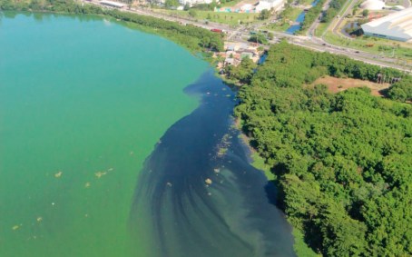 Mancha em lagoa no Rio de Janeiro