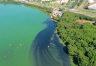 RJ: mancha de poluição está a 4km da praia da Barra da Tijuca