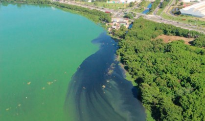 Mancha em lagoa no Rio de Janeiro