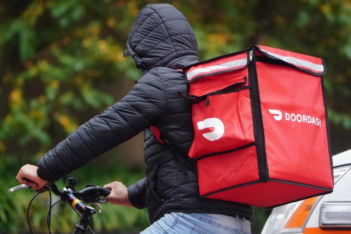 Entregador da DoorDash / Foto: Carlo Allegri/Reuters