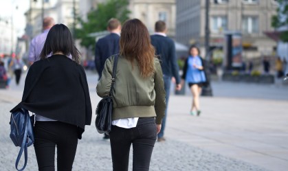 Alta incidência de Covid-19 em jovens eleva medo de contaminação nas famílias
