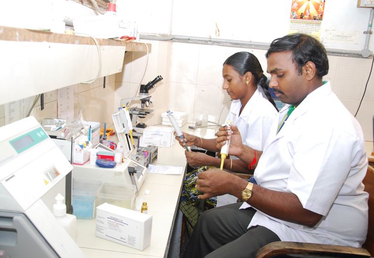 Equipe do Andhra Hospital, no estado indiano de Andhra Pradesh