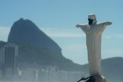 estátua de areia do Cristo Redentor em praia do Rio