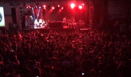 Multidão se aglomera durante show do cantor Ferrugem em São Gonçalo (RJ)