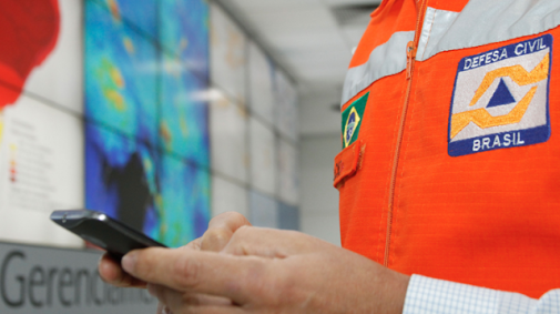 O envio de alertas de desastres à população será realizado por órgãos públicos