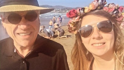 Sem máscara, Sebastián Piñera tira foto com cidadãos durante caminhada na praia
