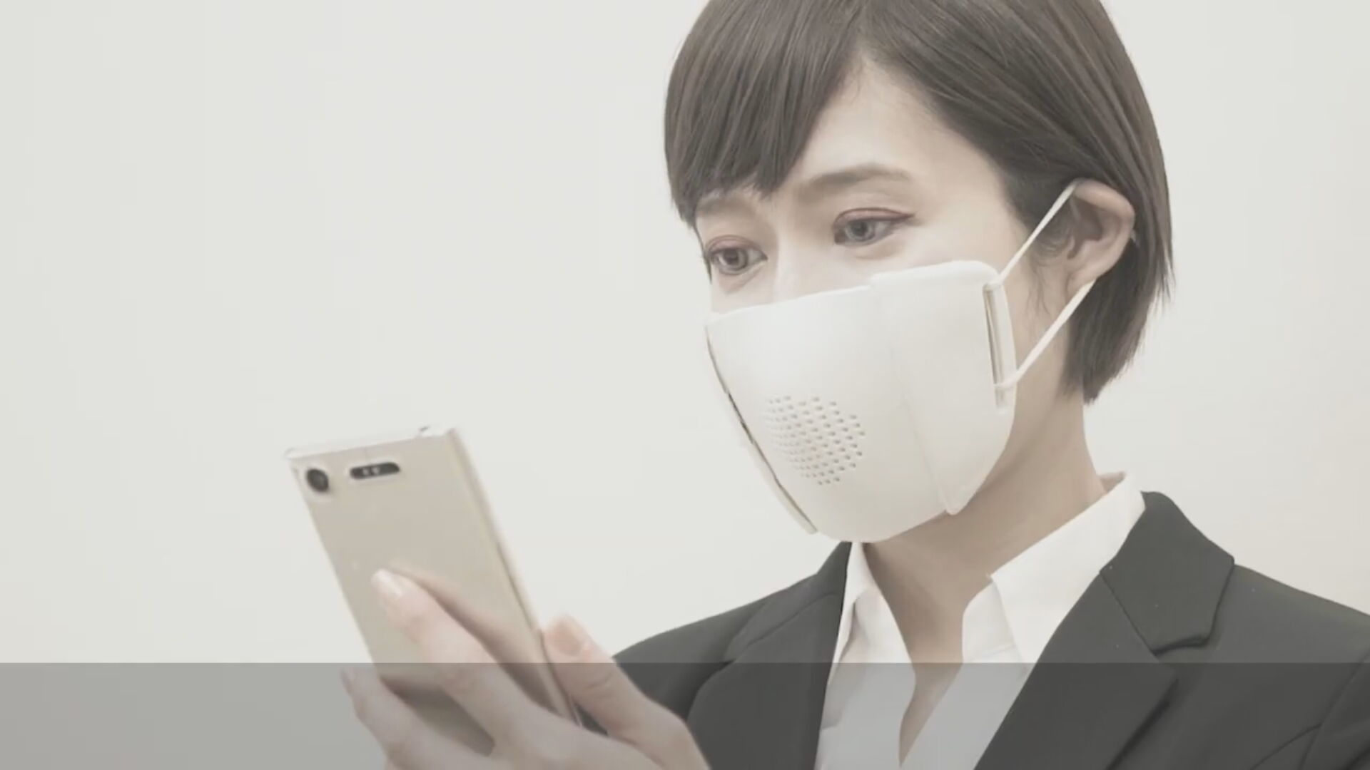 Startup no Japão cria máscara que amplia e traduz voz (07.dez.2020)