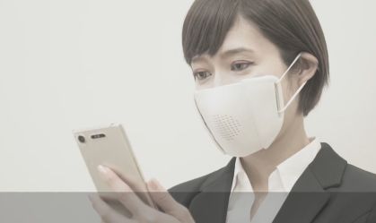 Startup cria máscara que amplia e traduz voz com ajuda de smartphone