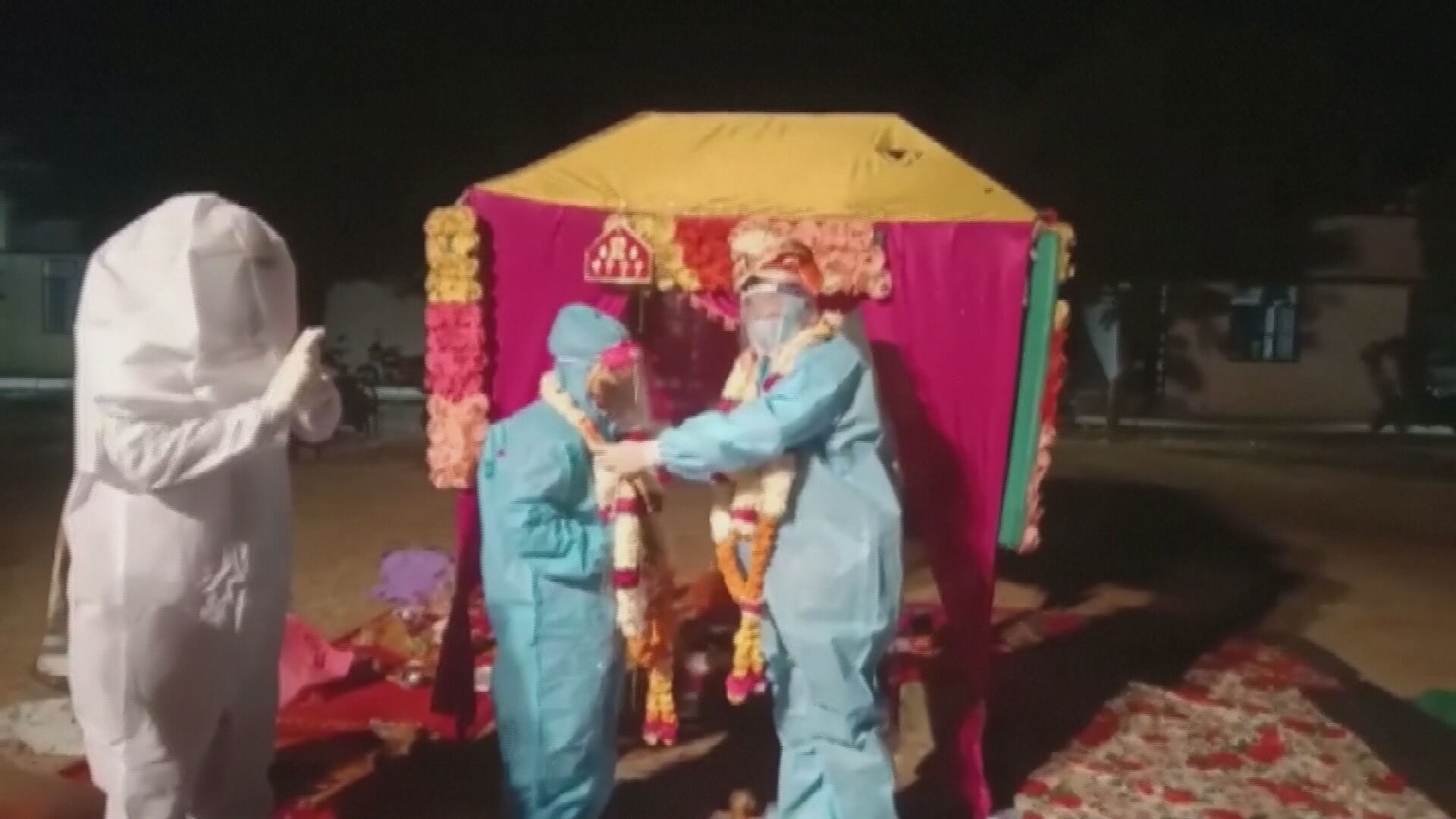 Noivos indianos adaptaram cerimônia de casamento