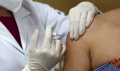 Voluntário recebe dose em teste da potencial vacina contra Covid-19 Coronavac