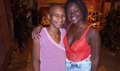 'Deise do Tombo' aproveita a fama e arrecada  R$ 60 mil para ajudar vizinha