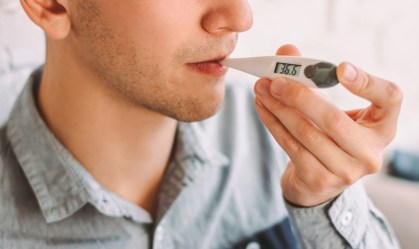 Checar a temperatura oralmente é um método mais preciso do que pelas axilas.