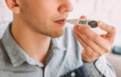 Checar a temperatura oralmente é um método mais preciso do que pelas axilas.