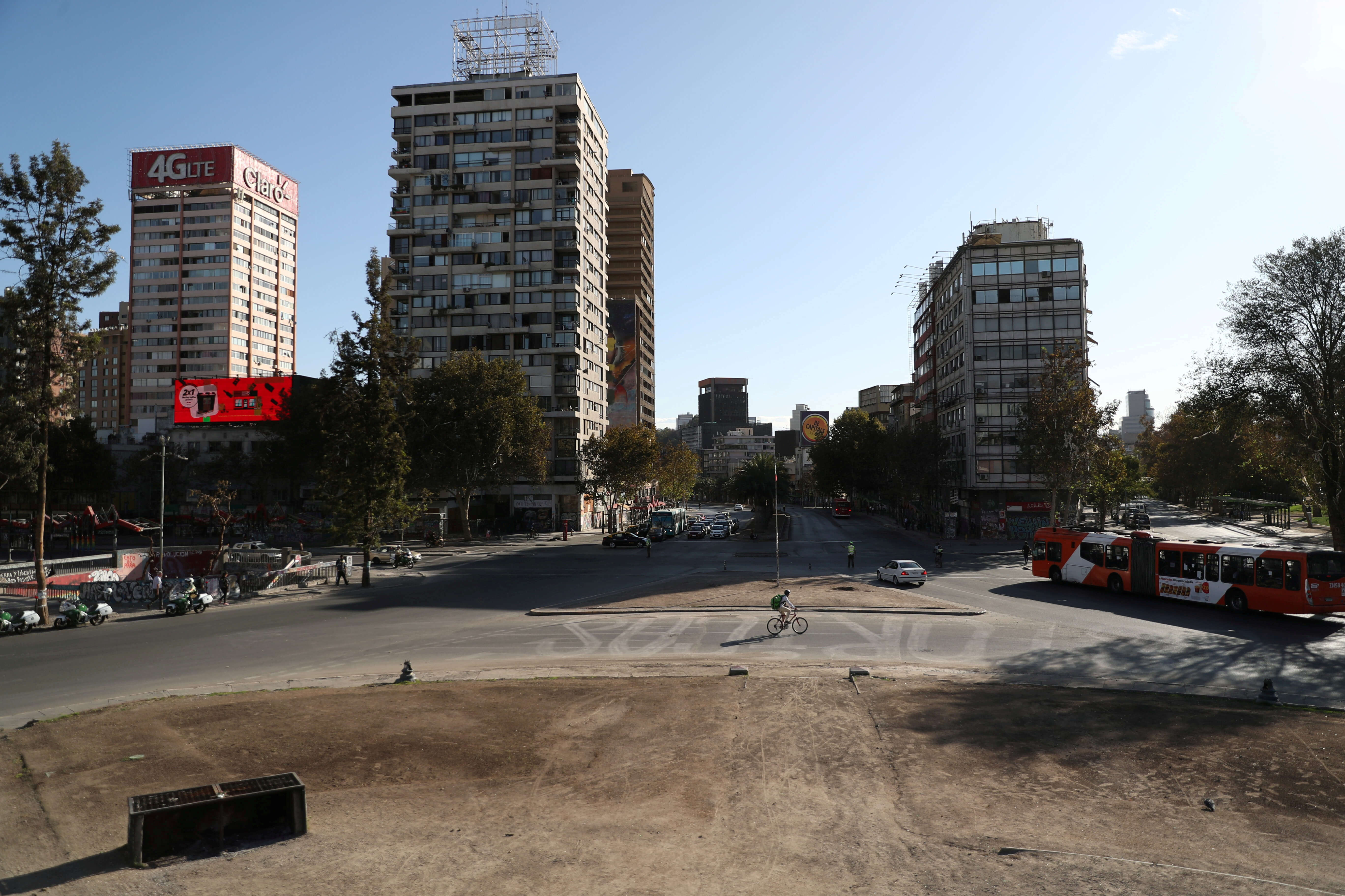 Praça quase vazia em Santiago, Chile, em meio à pandemia da Covid-19