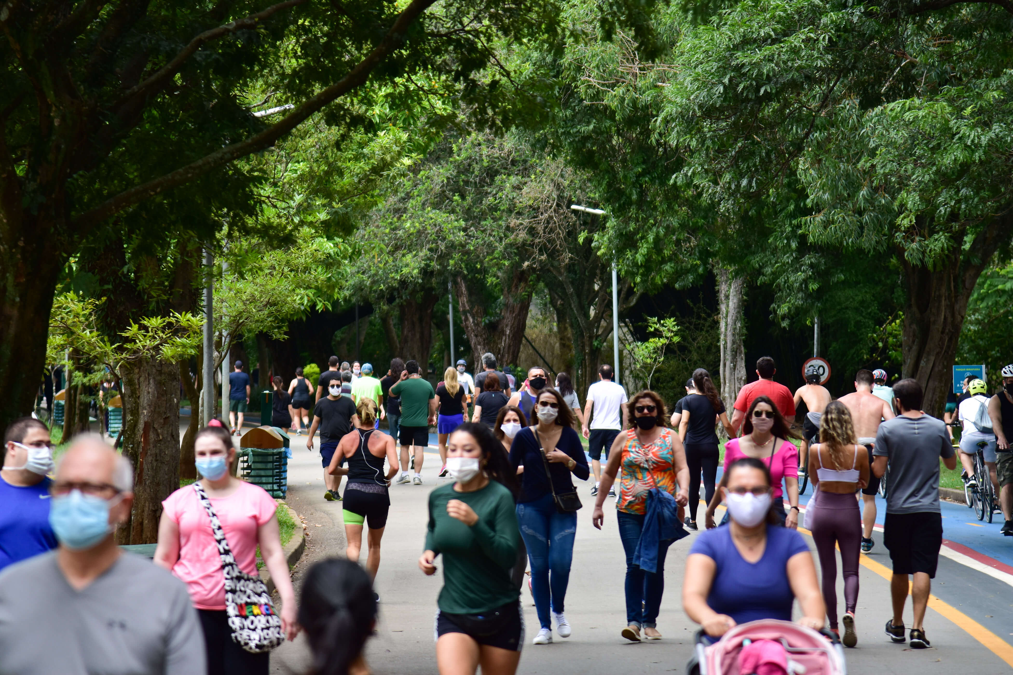 Movimentação no parque Ibirapuera, em São Paulo, em meio à pandemia da Covid-19