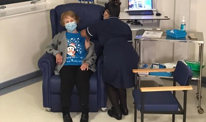 Margaret Keenan, primeira pessoa no mundo a receber a vacina da Pfizer 