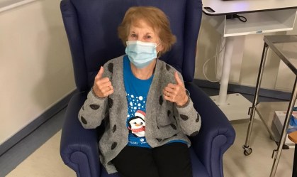 Margaret Keenan, primeira pessoa no mundo a receber a vacina da Pfizer 