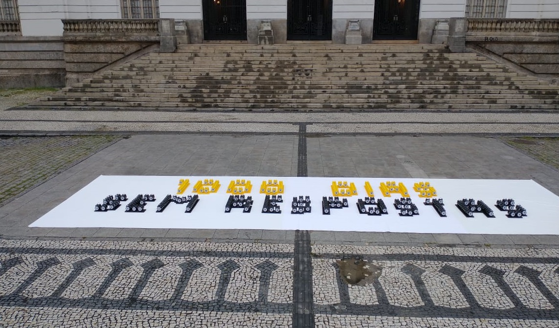 550 relógios instalados na Cinelândia formam a palavra '1000 dias sem respostas'