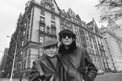 Lennon e Ono em frente ao edifício Dakotta