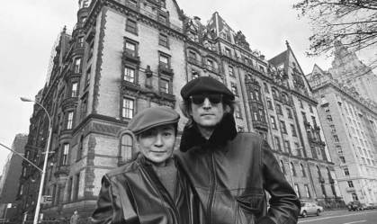 Lennon e Ono em frente ao edifício Dakotta