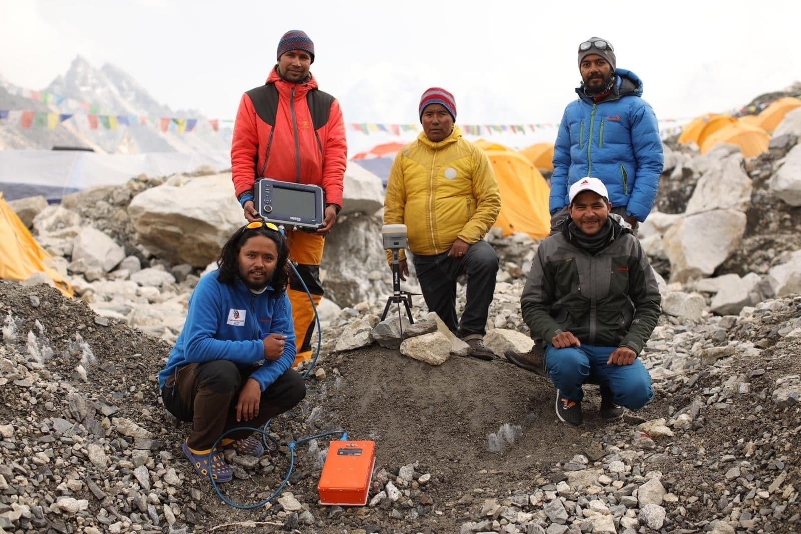 Funcionários do Nepal medindo a altura do Monte Everest.