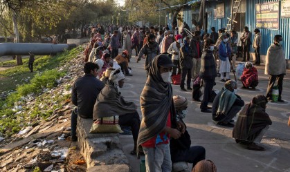 Distanciamento é privilégio da classe média e em favelas na Índia, impossível