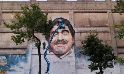 Em um guindaste, Alfredo Segatori pinta obra "San Diego del Barrio de La Boca"
