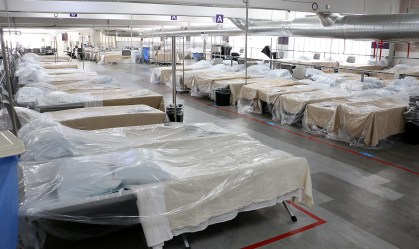 Sobrecarga faz hospital dos EUA tratar pacientes de Covid-19 no estacionamento