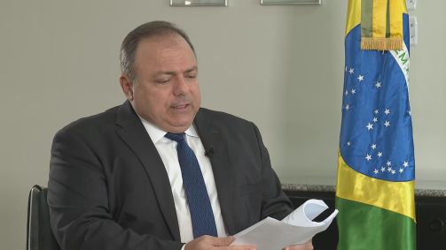 Ministro Eduardo Pazuello com o plano nacional de imunização