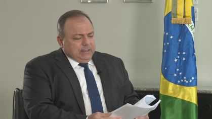 Ministro Eduardo Pazuello com o plano nacional de imunização