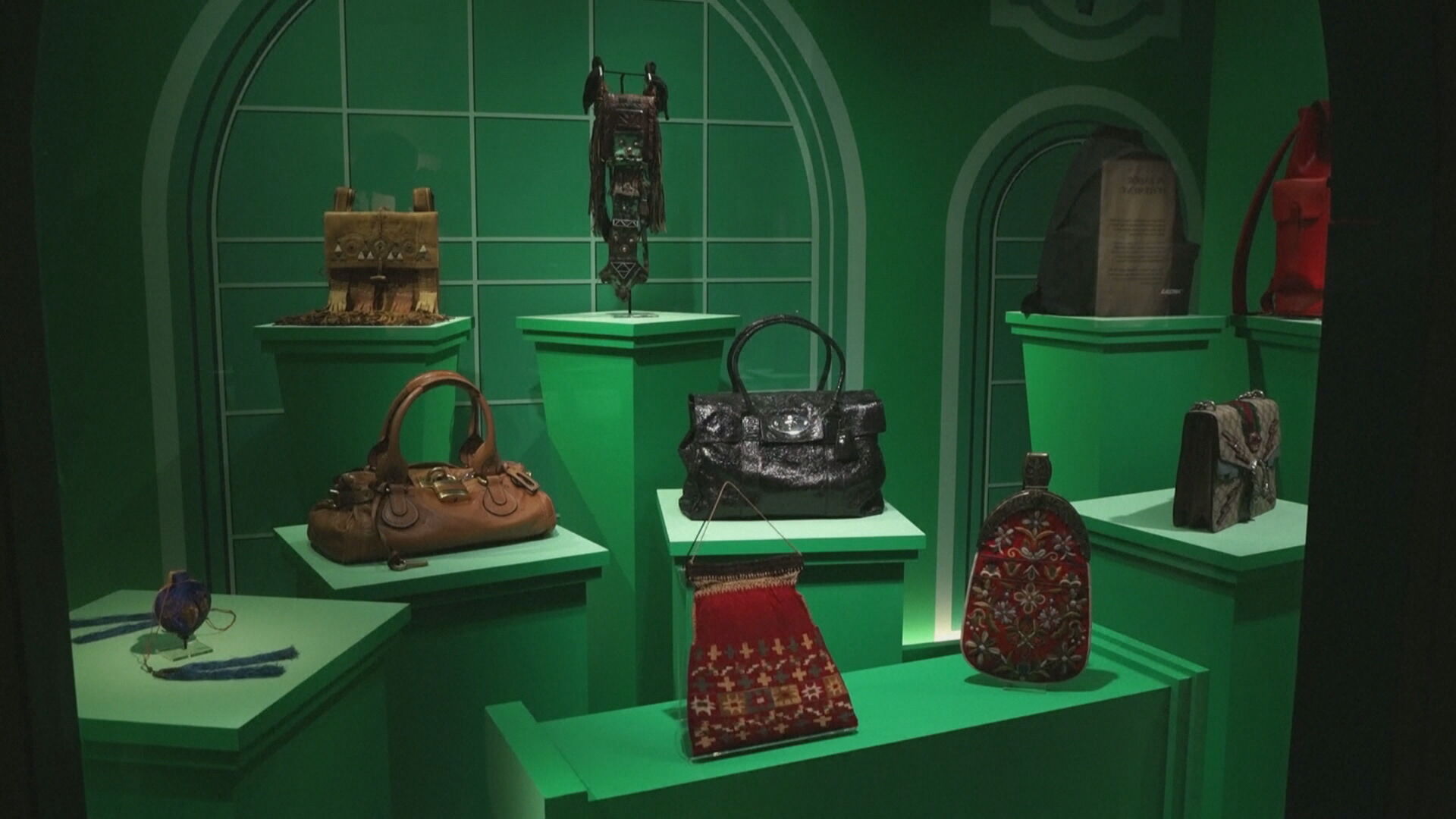 Exposição de bolsas em Londres une moda, curiosidades e história