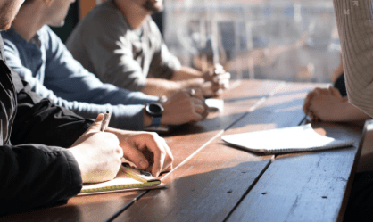 Brasileiros apontam salário como o principal motivo para trocar de emprego, diz estudo