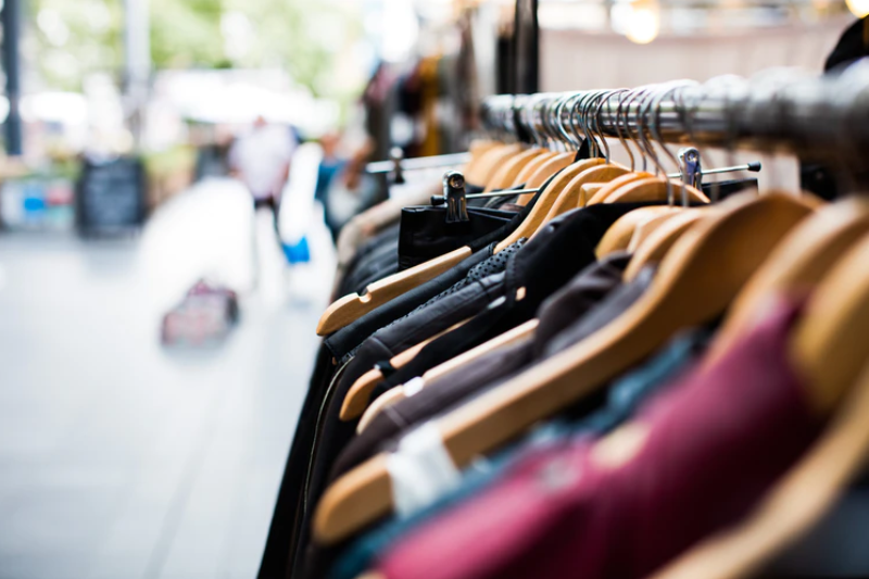 Ações das varejista de moda recuam após fim da “taxa das blusinhas”
