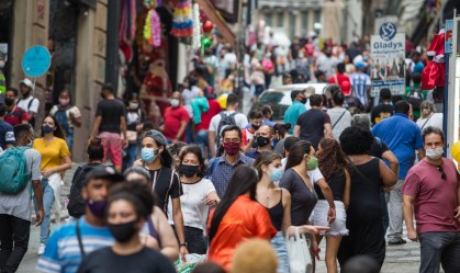 Movimentação na região da 25 de março, em São Paulo, em meio à pandemia da Covid