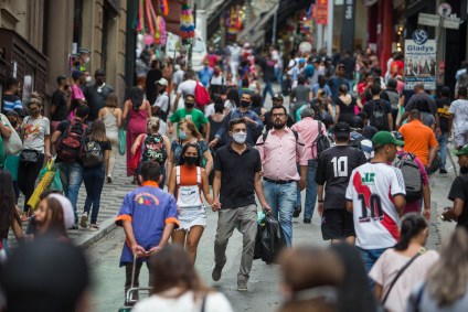 Movimentação na região da 25 de março, em São Paulo, em meio à pandemia da Covid