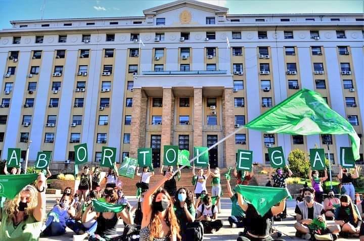 Militantes defendem a aprovação do aborto na Argentina. O verde é a cor-símbolo da campanha pela legislação no país. • Foto: Reprodução/Twitter @florenciacanali