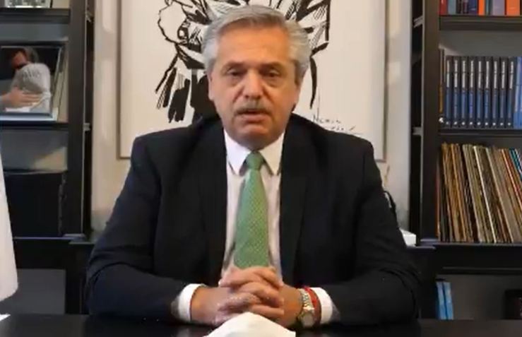 O presidente da Argentina, Alberto Fernández, de gravata verde, anuncia projeto pela legalização do aborto no país / Foto: Reprodução/YouTube
