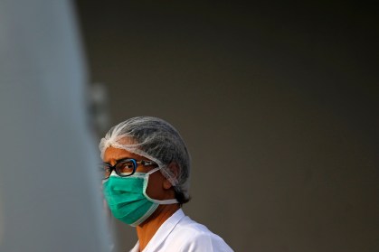 Enfermeira com máscara de proteção em hospital de Brasília