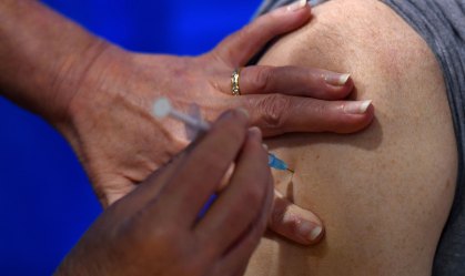 'Abrandar a epidemia com a vacina já é um grande benefício', diz infectologista