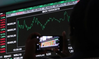 Ibovespa fecha com alta de 0,85% com commodities e nomeação ao BC no radar; dólar vai a R$ 5,01