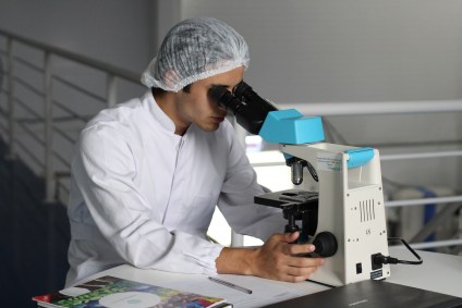 Cientista conduz estudo em laboratório