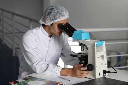 Cientista conduz estudo em laboratório