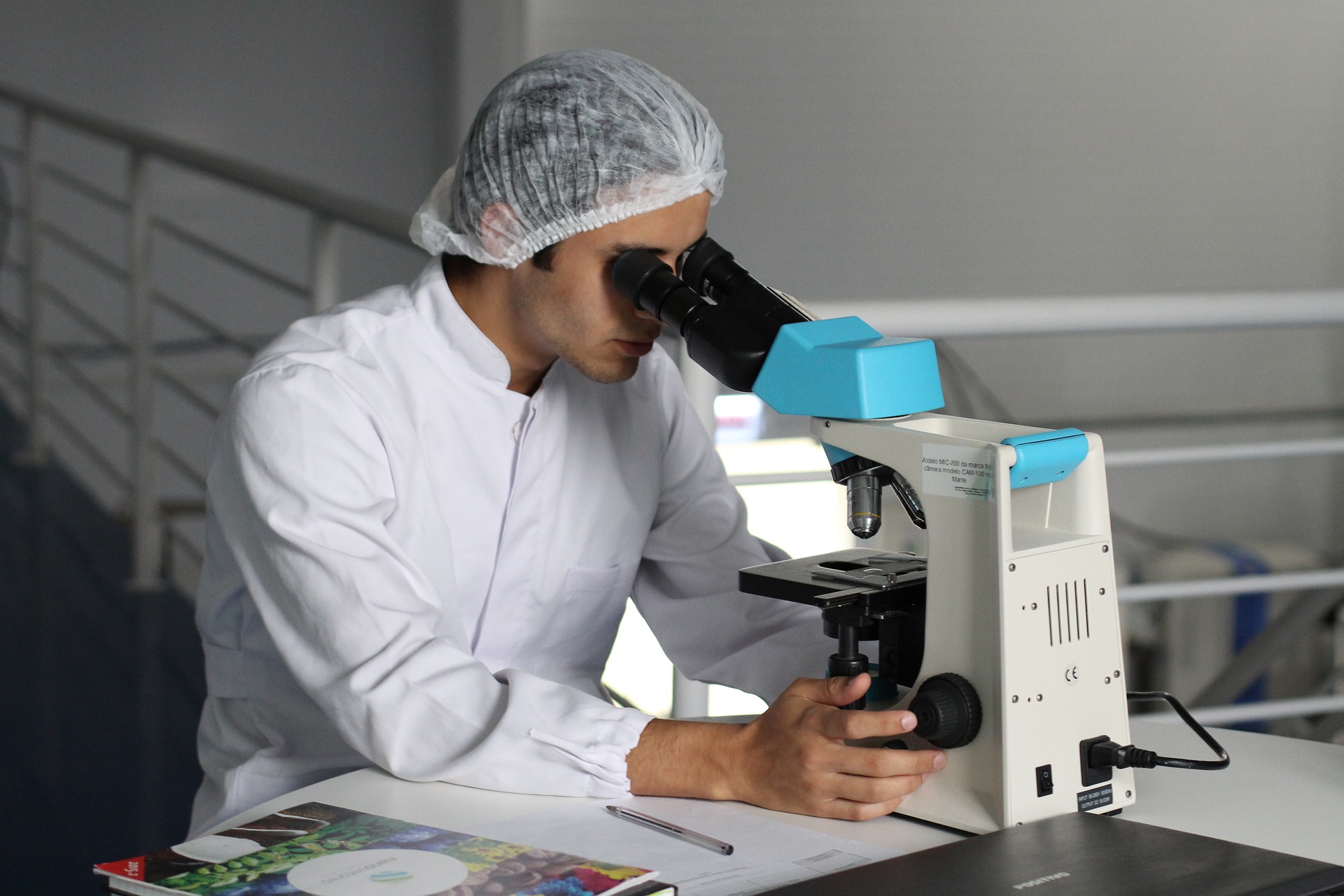 Cientista conduz estudo em laboratório