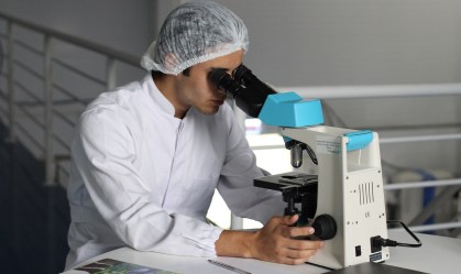 Cientista conduz estudo em laboratório