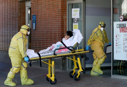 Paciente é carregado em maca para hospital de Leganés, na Espanha
