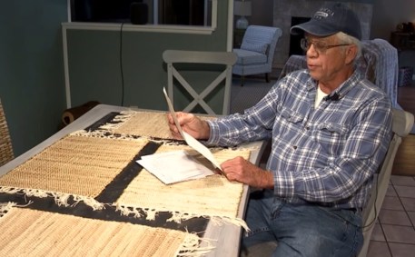 Michael Esmond lê cartão que será entregue às famílias que tiveram contas pagas