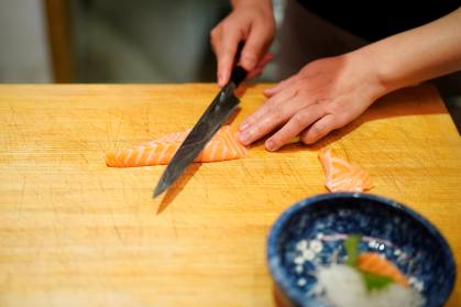 Lai Yun, proprietário de restaurante em Wuhan, prepara salmão