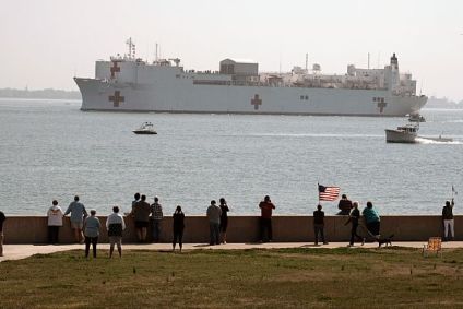 Navio-Hospital USNS Confort chega à costa de Nova York