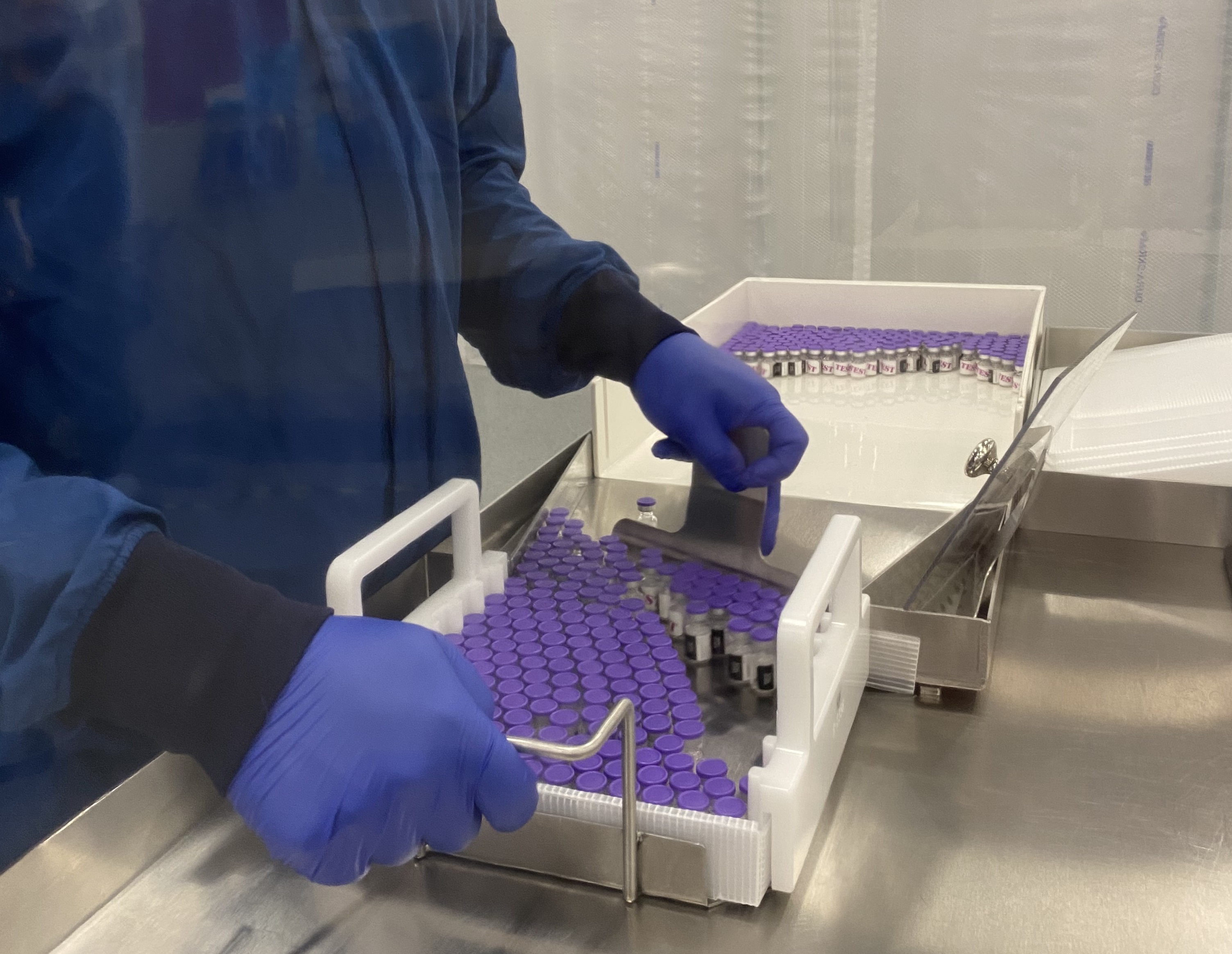 Funcionário exibe frascos com vacina da Pfizer contra Covid-19